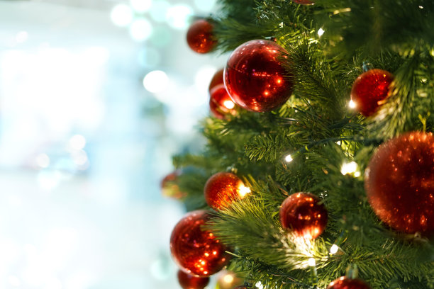 用球装饰圣诞树图片下载