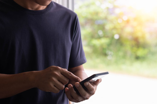 男性手拿智能手机的特写照片。使用手机的概念在日常生活中是必不可少的。图片下载