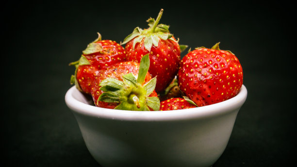 新鲜成熟美味的草莓图片下载