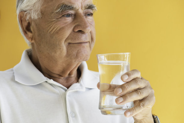 老人喝水图片下载