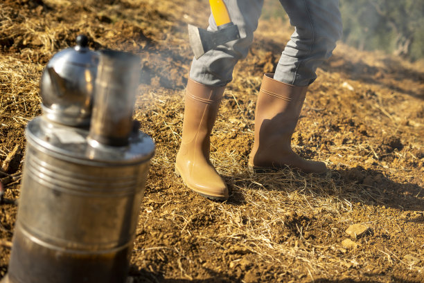 男子站在斧头后面，男子手横拍照图片下载