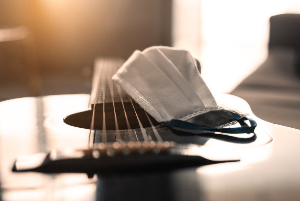 家中吉他上的防疫口罩图片下载