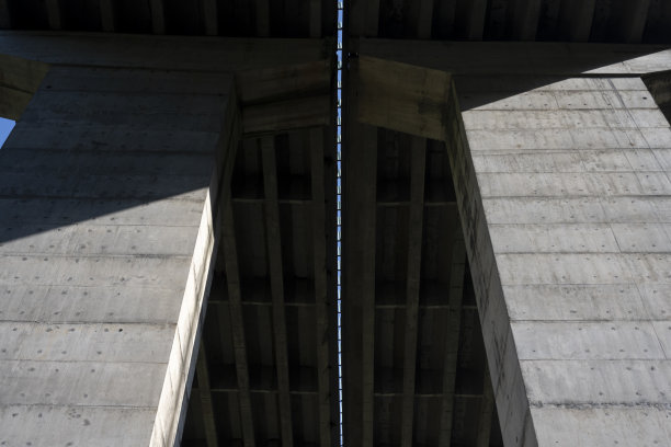 公路桥下的混凝土柱图片下载