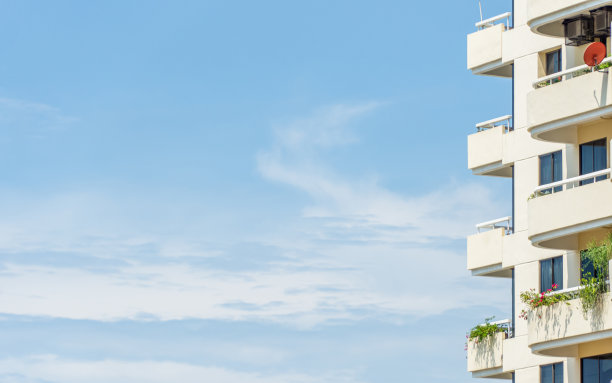 建筑背景外部白色现代建筑对蓝天在透视侧视图和垂直框架图片下载