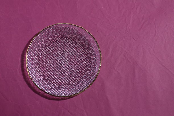 在桌子上模拟玻璃盘子，空盘子图片下载