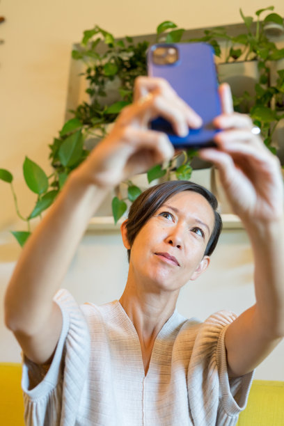 在镜头前摆姿势图片下载