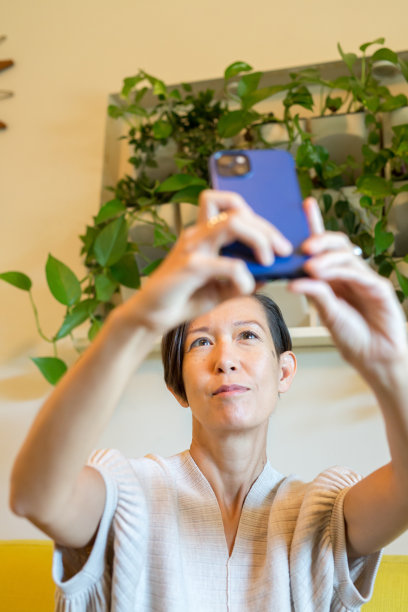 在镜头前摆姿势图片下载