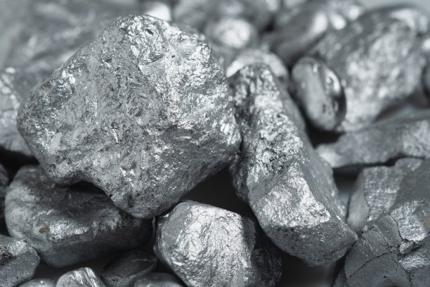 地板上的银、铂金或稀土矿石图片下载