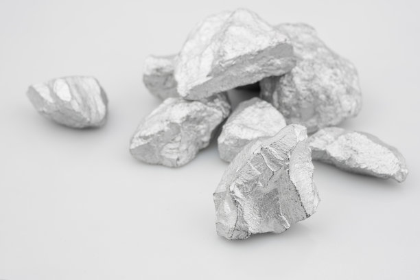 白色背景的纯铂或银或矿山的稀有矿物图片下载