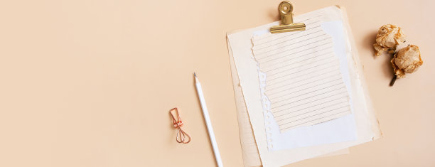 旗帜与复古的白纸笔记本上彩色背景顶视图。平躺图片下载