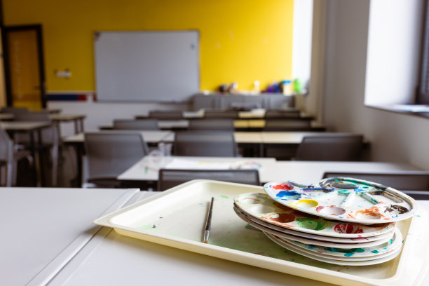 小学教室空无一人图片下载