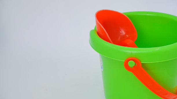 孩子们绿色的水桶和红色的铁锹暑假概念图片下载