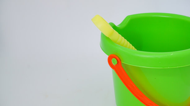 孩子们绿色的水桶和红色的铁锹暑假概念图片下载