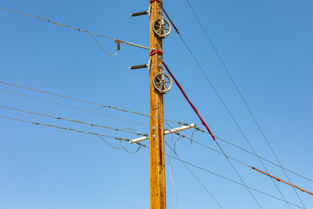 叠层公用电极，可用于电线安装。基础设施维护、维修和升级的概念图片下载