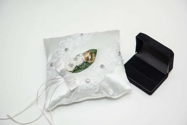 10K金订婚结婚戒指套装图片下载