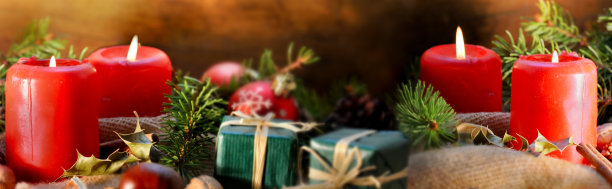 传统的圣诞装饰与自然材料与蜡烛照明图片下载