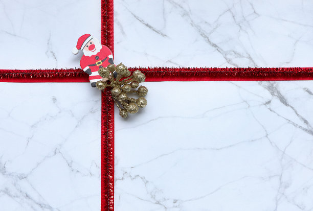 俯视图照片圣诞礼物在豪华礼盒与红色蝴蝶结，可爱的圣诞老人娃娃。2023年新年快乐。漂亮的圣诞礼物。空间的文本。图片下载