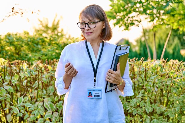 户外肖像女教师与剪贴板图片下载