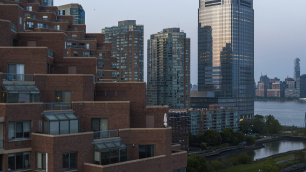 Paulus Hook负责Portside Towers公寓和高盛大厦。黄昏时的哈德逊河俯瞰曼哈顿。图片下载