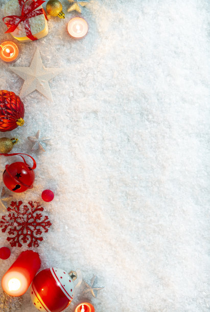 圣诞背景，冬天的雪和杉树与小玩意和c图片下载