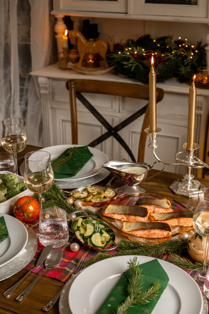 圣诞鱼晚餐，三文鱼片和地中海蔬菜在节日的乡村厨房图片下载