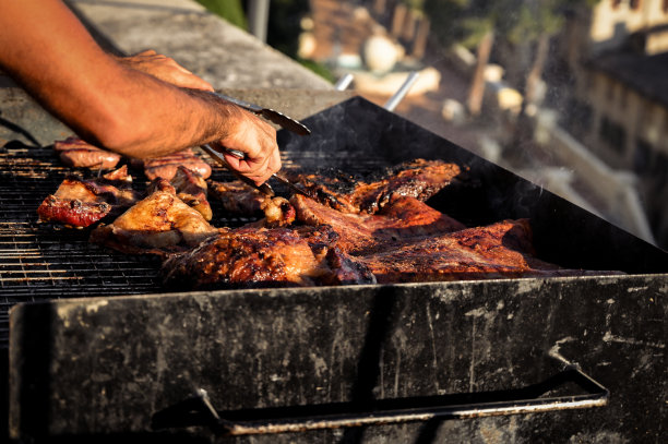 厨师手工烹制烤牛肉图片下载