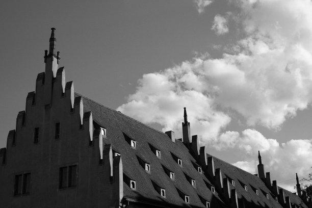 云从屋顶升起图片下载