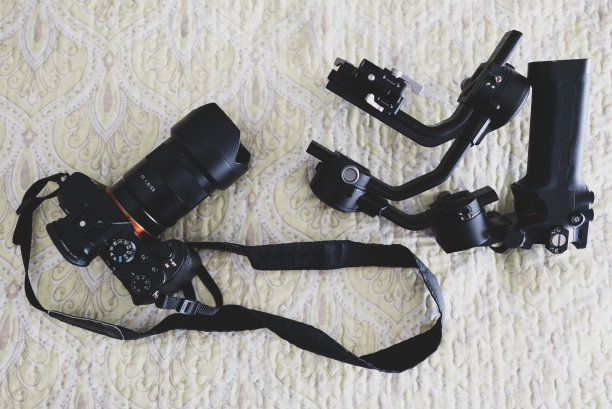 床上有照相机和视频设备图片下载