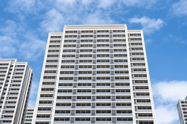 新的商业高楼大厦下，晴空万里图片下载