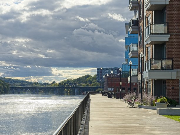 马塞诸塞州哈弗希尔市梅里马克河沿岸的人行木板路图片下载