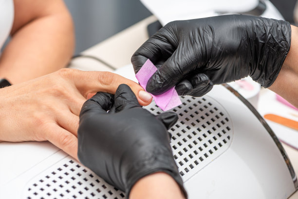 修指甲是在美容院为妇女的指甲做的。图片下载