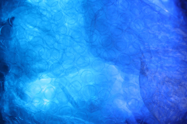 蓝色灯光下的气泡袋是用来送货的图片下载