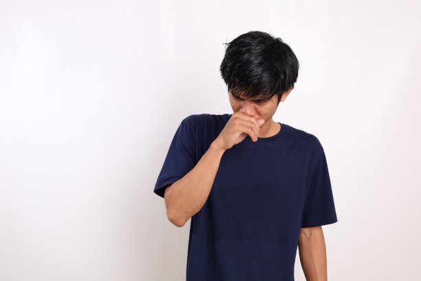 亚洲年轻人站着捂着鼻子。坏气味的概念。孤立在白色背景中图片下载