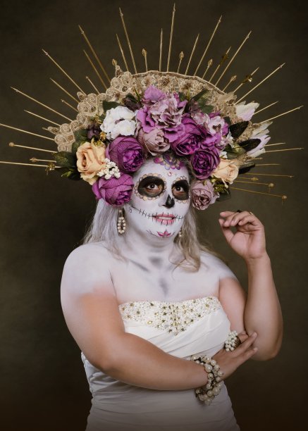 工作室肖像的女人在卡特里娜化妆穿着婚纱。图片下载