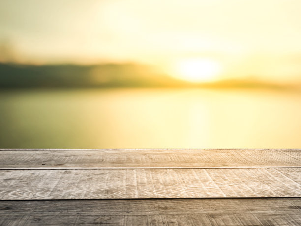 旧木桌架，模糊的背景，夕阳橘黄色的灯光。图片下载