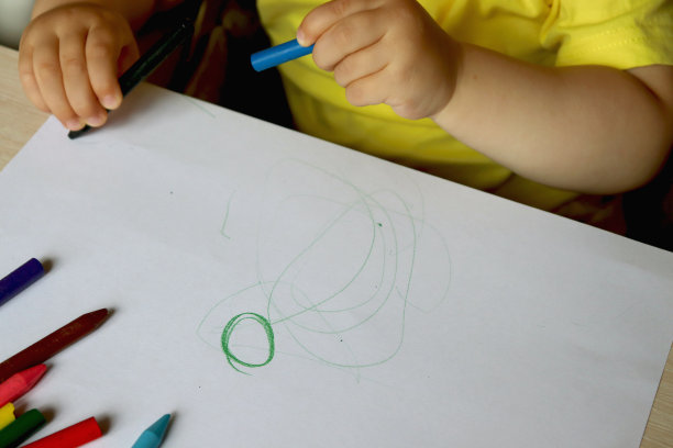 裁剪的画像幼童画彩色铅笔，复制空间图片下载