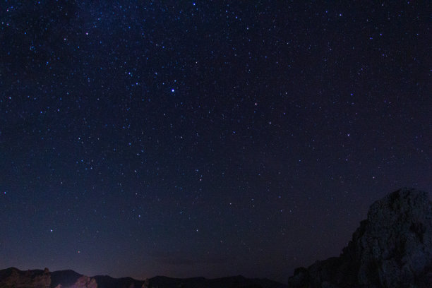 尖塔夜空图片下载