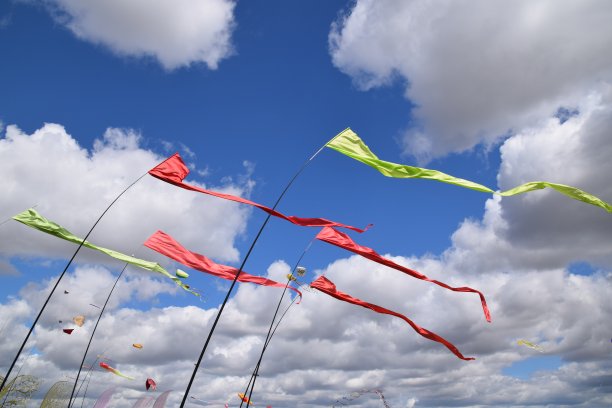 色彩鲜艳的风筝和旗帜图片下载