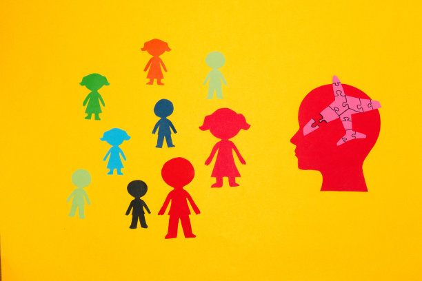 红纸头领导向他的团队展示一份新的商业计划图片下载