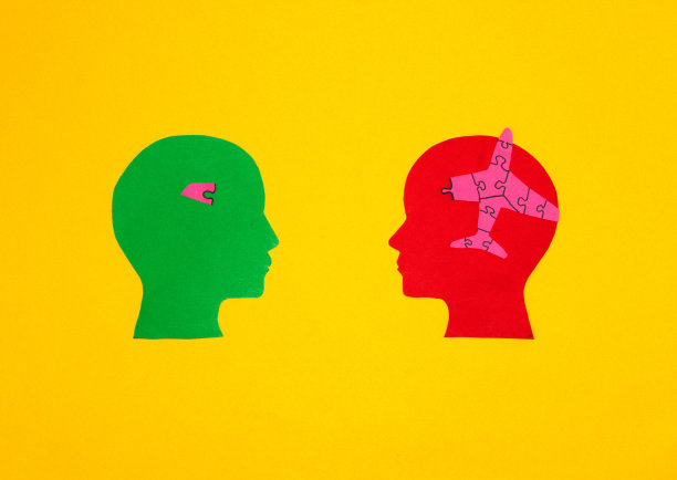 红色和绿色的纸头在一个较大的部分拼图中另一个缺失的部分，凑在一起就有了一个完美的商业创意图片下载