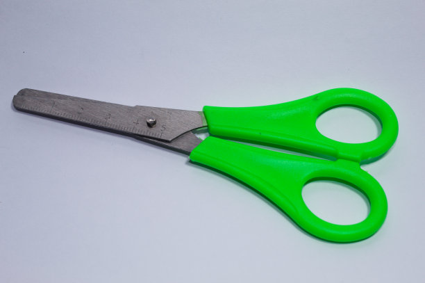 带有绿色塑料部件的金属剪刀图片下载