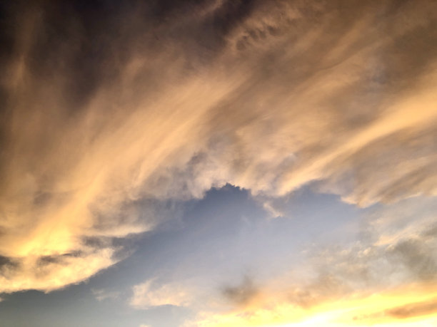 黄昏时淡黄色天空下的剪影图片下载