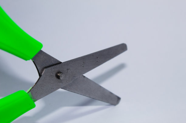 带有绿色塑料部件的金属剪刀图片下载