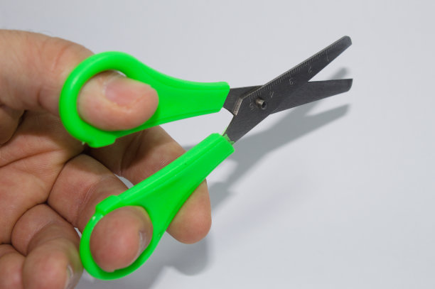 带有绿色塑料部件的金属剪刀图片下载