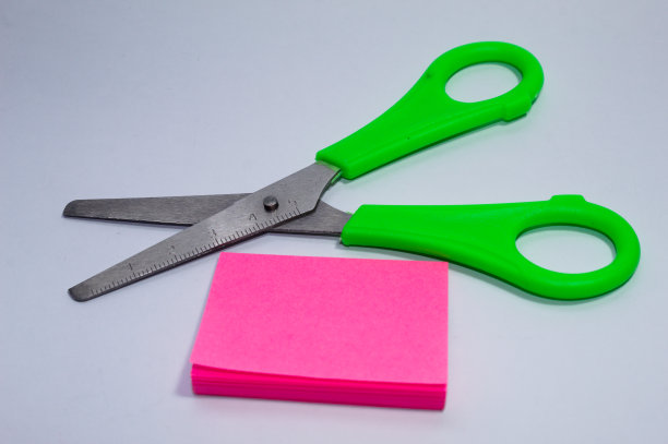 带有绿色塑料部件的金属剪刀图片下载