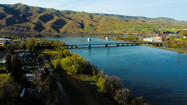 河流上的一座桥被乡村房屋和风景环绕的美丽照片图片下载