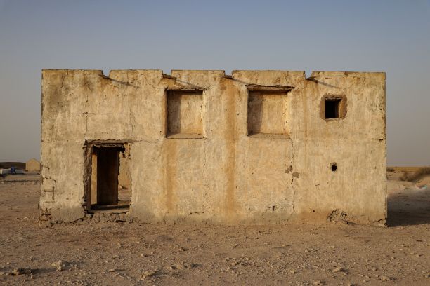 沙漠里被遗弃的老房子图片下载