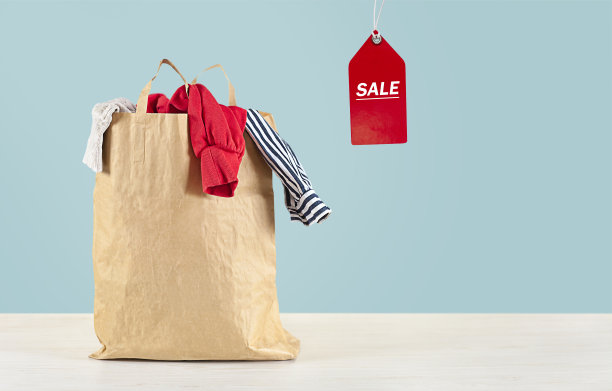 包装与衣服在桌子上蓝色的背景图片下载