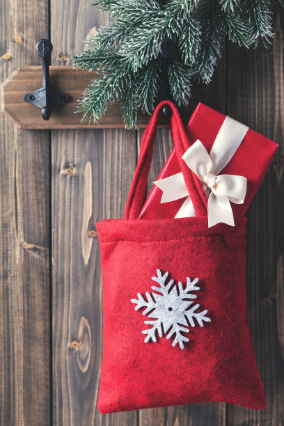 挂圣诞装饰用各种饰品、装饰。图片下载