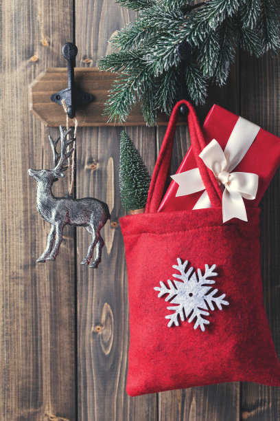 挂圣诞装饰用各种饰品、装饰。图片下载